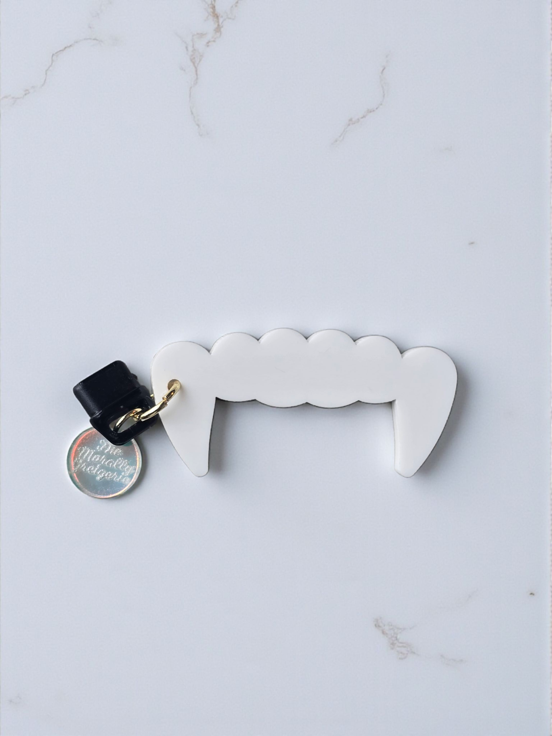 Pearly Whites Fang Black Dust Plug